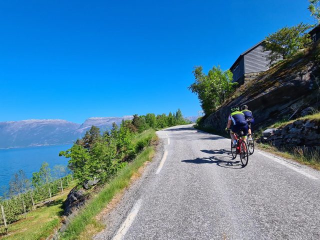 Yoast-Norge-HardangerRundt-sykkelgruppa-bakfra-landskap-tattavturheidi-expa-travel-norway-by-bike2