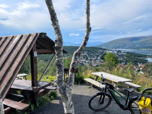 tromsø-island-gapahuk-mot-kvaløya-norge-med-sykkel